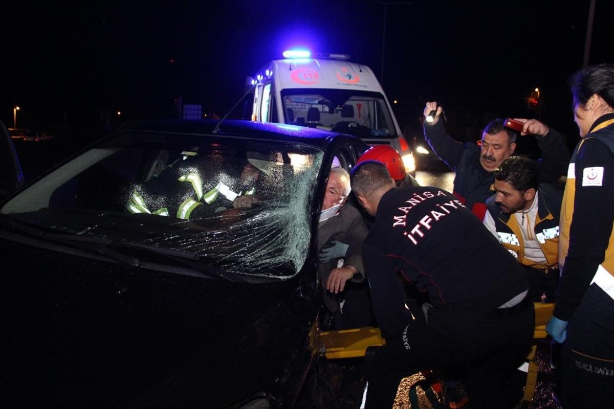 Manisa&rsquo;da iki ara&ccedil; kafa kafaya &ccedil;arpıştı; 1 yaralı