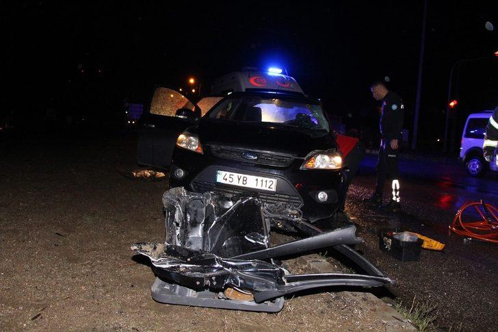 Manisa’da iki araç kafa kafaya çarpıştı; 1 yaralı G4