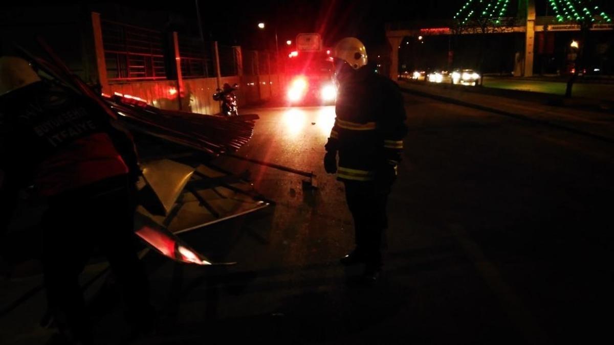 Van&rsquo;da r&uuml;zgar &ccedil;atı u&ccedil;urdu