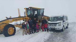 Sivas'ta kara saplanan öğrenci servisini karla mücadele ekipleri çıkardı