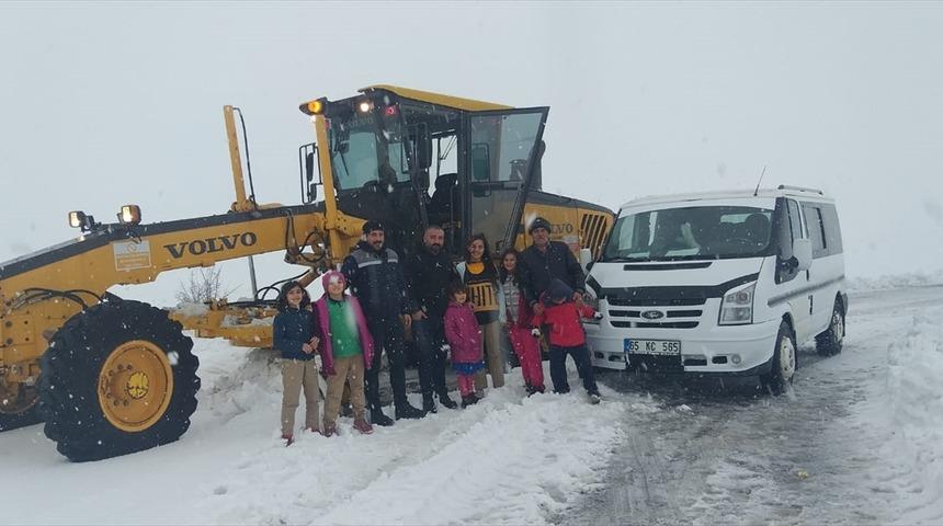 Sivas'ta kara saplanan öğrenci servisini karla mücadele ekipleri çıkardı
