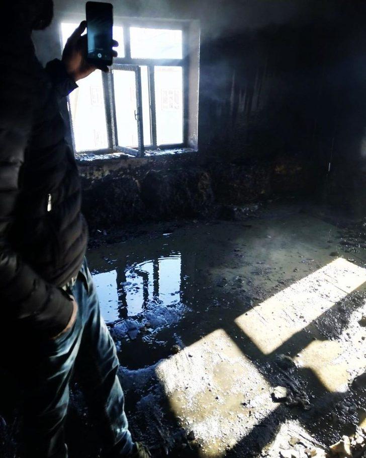 Başkale’de ev yangını G2