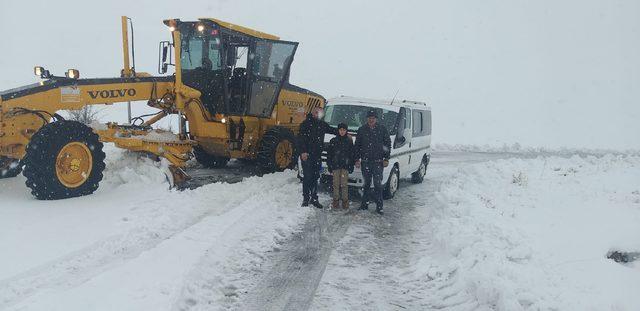 Köy yolunda 'kar' nedeniyle mahsur kalan öğrenciler kurtarıldı
