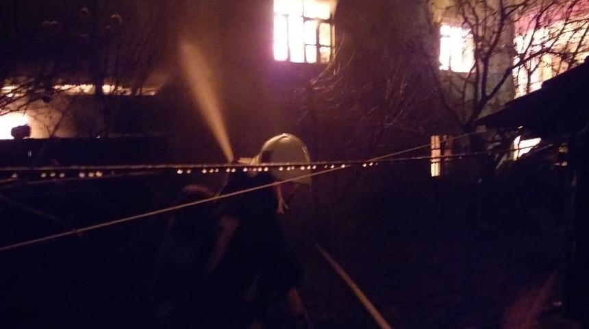 Denizli iki katlı ahşap ev alevlere teslim oldu