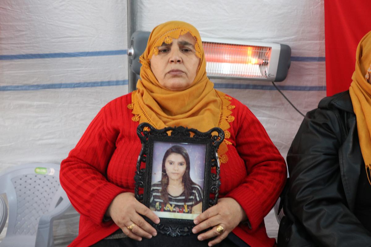 Diyarbakır'da annesinin HDP &ouml;n&uuml;nde eylem yaptığı Mekiye PKK'dan ka&ccedil;ıp teslim oldu
