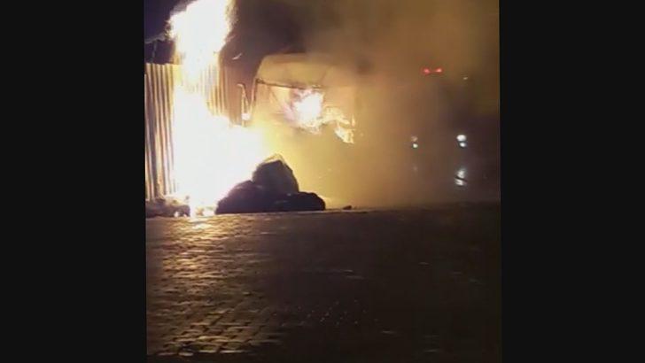 Park halindeki minibüste çıkan yangın binaya sıçradı G1