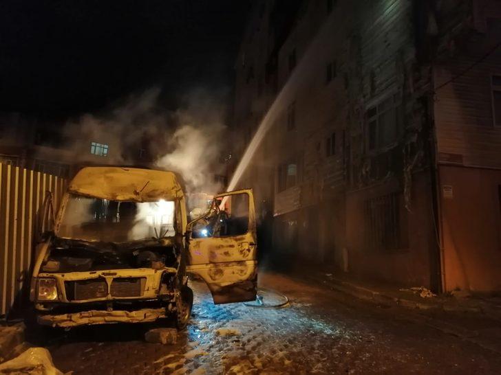 Park halindeki minibüste çıkan yangın binaya sıçradı G2