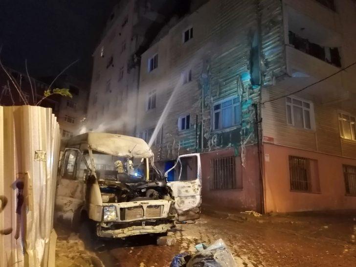 Park halindeki minibüste çıkan yangın binaya sıçradı G3