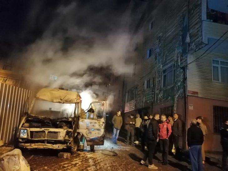 Park halindeki minibüste çıkan yangın binaya sıçradı G4