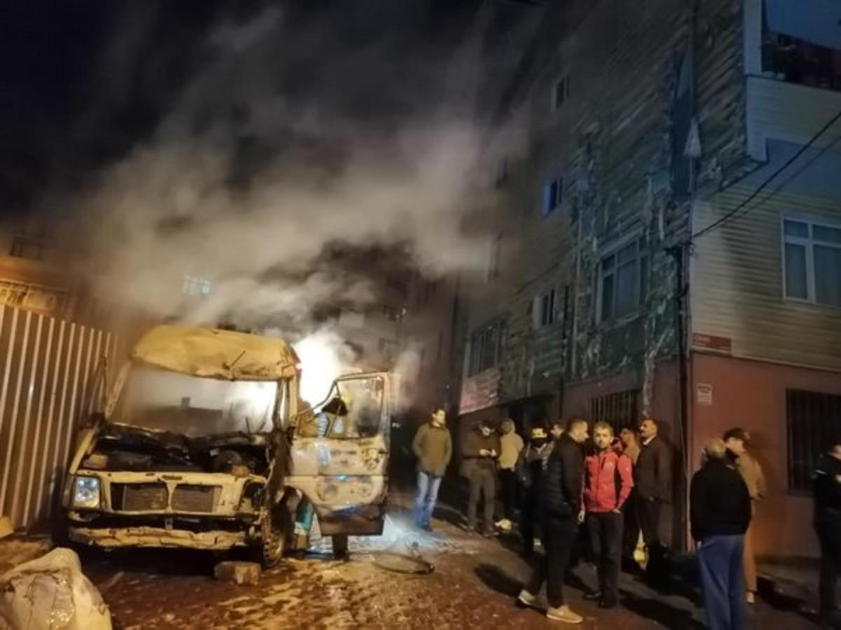 Park halindeki minib&uuml;ste &ccedil;ıkan yangın binaya sı&ccedil;radı