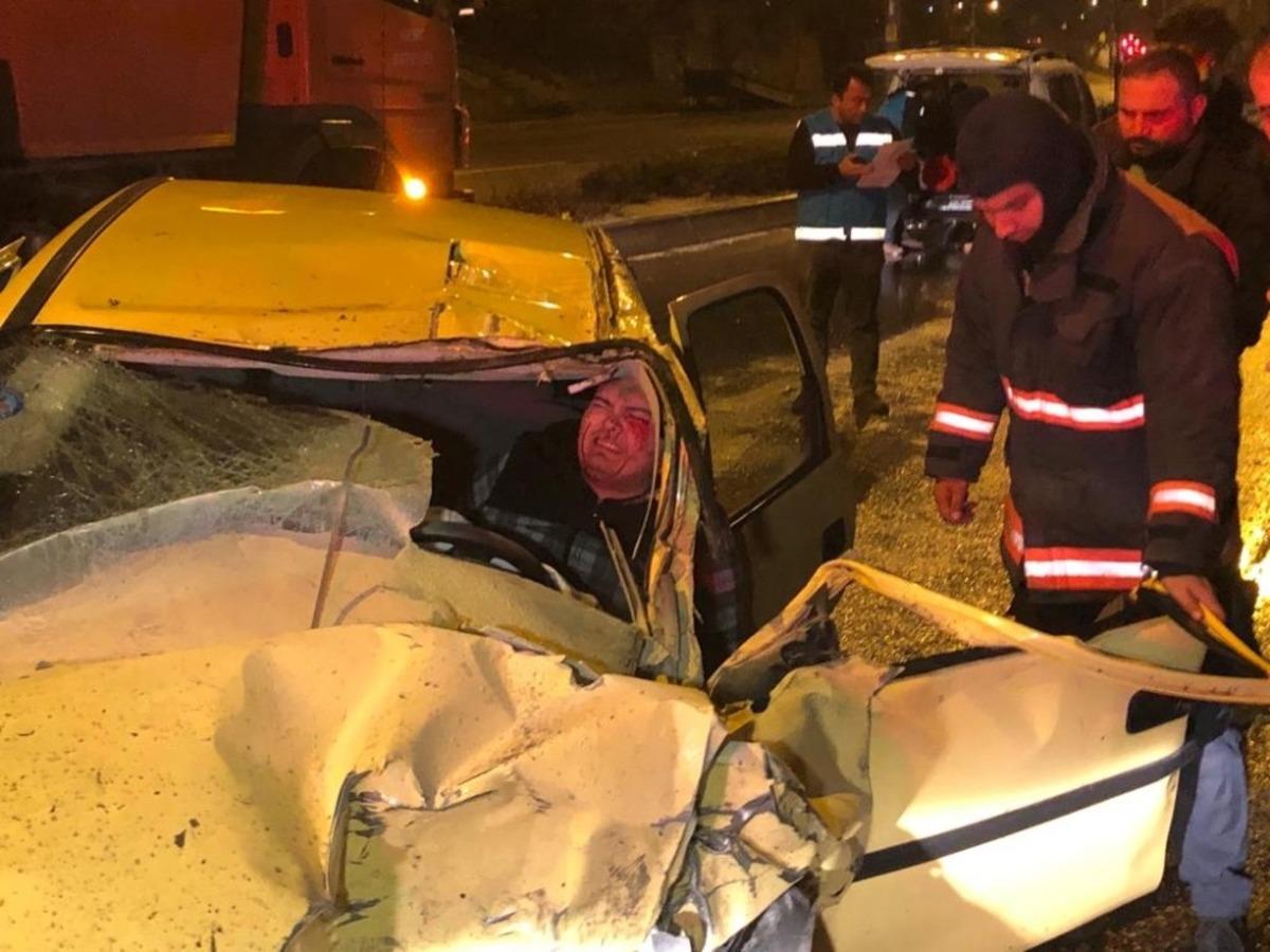 Hurdaya d&ouml;nen ara&ccedil;tan dakikalarca kurtarılmayı bekledi!
