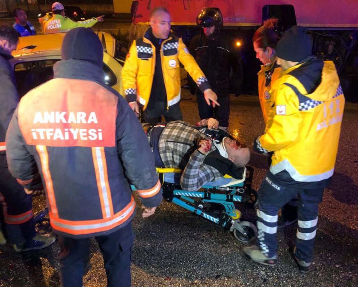 Kontrolden &ccedil;ıkan otomobil peş peşe iki araca &ccedil;arptı