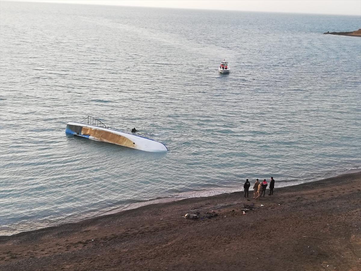 Son dakika! Van G&ouml;l&uuml;'nde g&ouml;&ccedil;menleri taşıyan tekne battı
