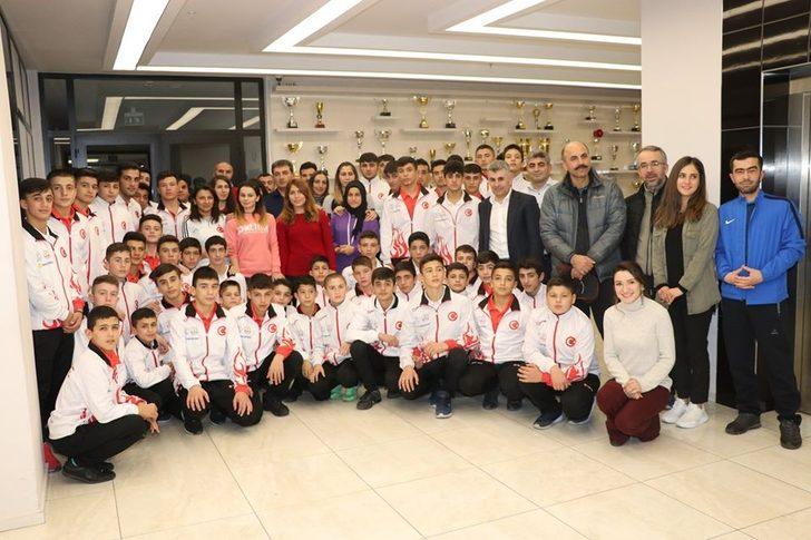 Golball Kadın Milli Takımı, Güreş Eğitim Merkezi Sporcuları ile yemekte bir araya geldi G1