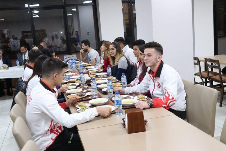 Golball Kadın Milli Takımı, Güreş Eğitim Merkezi Sporcuları ile yemekte bir araya geldi G3