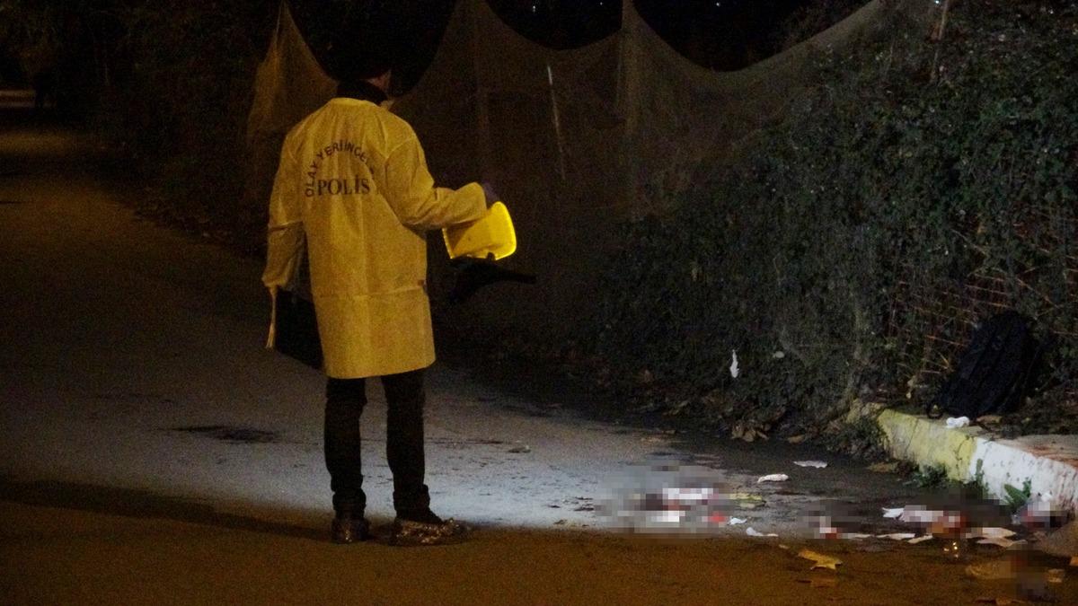 İstanbul'da sokak ortasında dehşet! Boğazından ve karnından bı&ccedil;aklandı