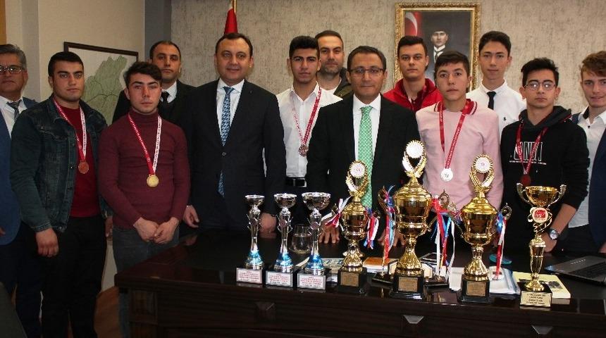 Şampiyonluk sevinçlerini Kaymakam Uçgun’la paylaştılar