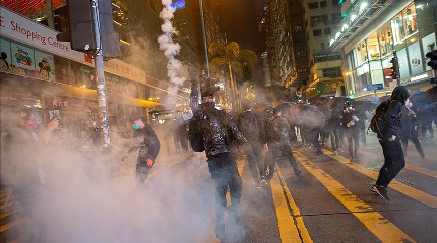 Hong Kong'da şiddetli protestolar devam ediyor