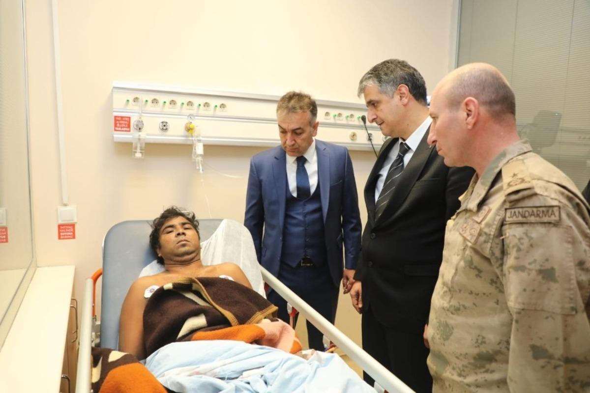 Vali &Ccedil;ağatay&rsquo;dan alabora olan tekneden kurtarılan yaralılara ziyaret