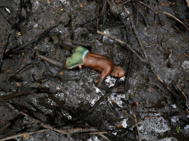 Aklınızın ucundan bile geçmez! Sizce bu adam ne yapıyor?