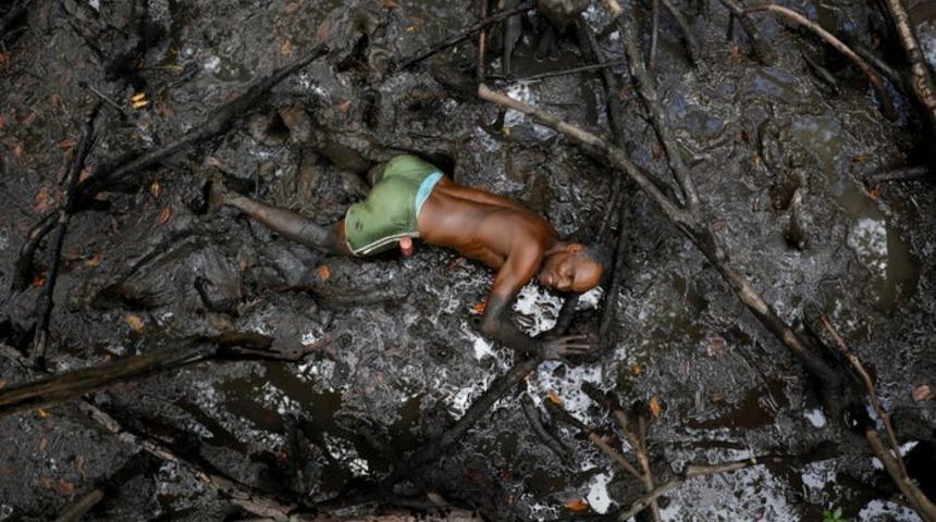 Aklınızın ucundan bile geçmez! Sizce bu adam ne yapıyor?