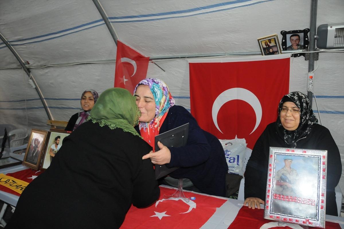 Evladına kavuşma sevincini oturma eylemi yapan annelerle paylaştı