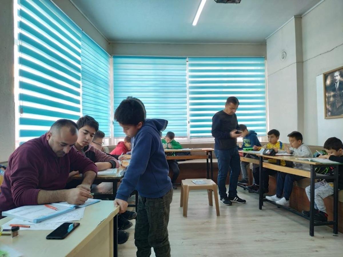 G&ouml;n&uuml;ll&uuml; &ouml;ğretmenlerden &uuml;cretsiz eğitim desteği