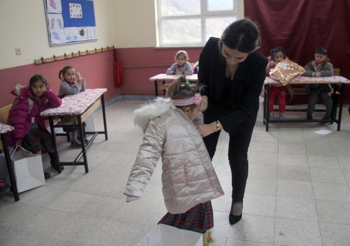 K&ouml;y okuluna anlamlı yardım