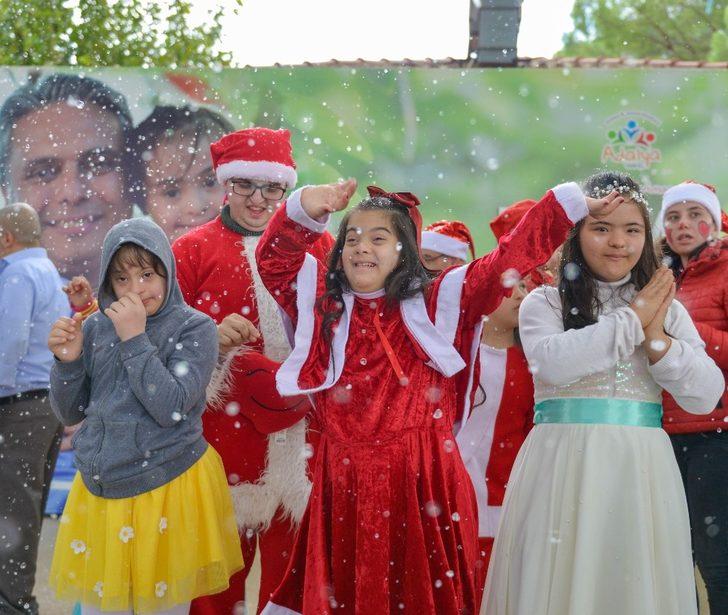 Özel çocukların renkli yılbaşı kutlaması G1