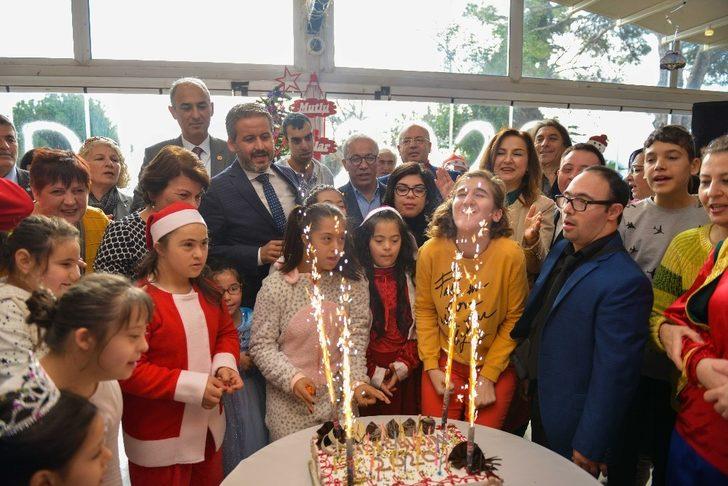 Özel çocukların renkli yılbaşı kutlaması G2