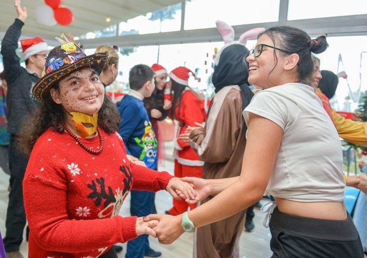 Özel çocukların renkli yılbaşı kutlaması G3