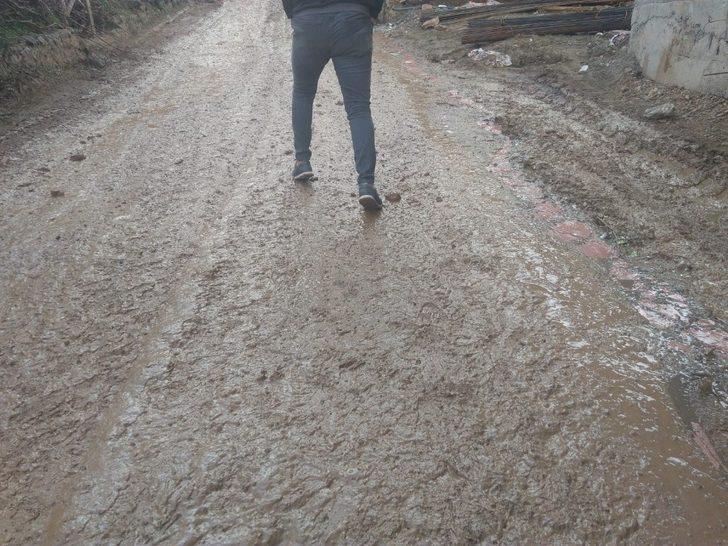 Sason’da inşaat çalışmaları caddeyi çamur deryasına çevirdi G1