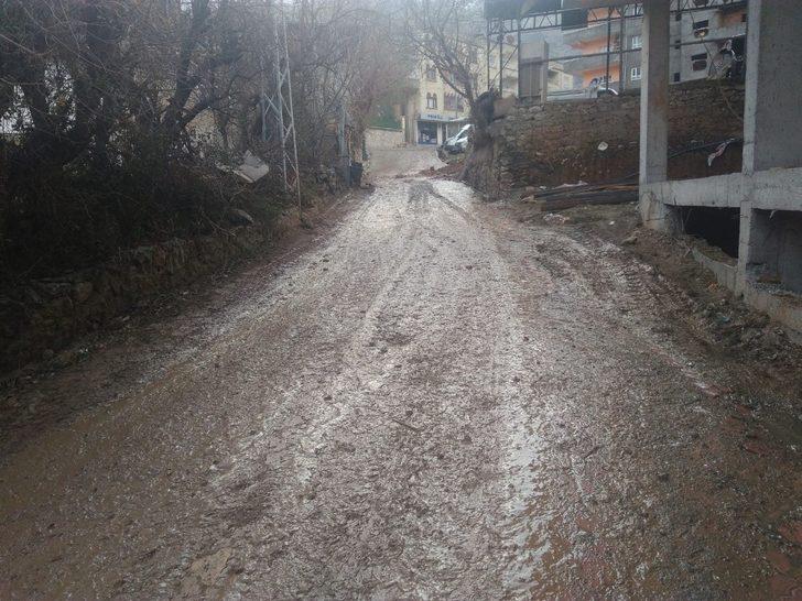 Sason’da inşaat çalışmaları caddeyi çamur deryasına çevirdi G2