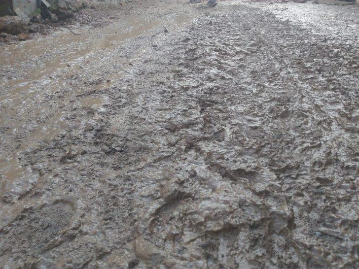 Sason’da inşaat çalışmaları caddeyi çamur deryasına çevirdi G3