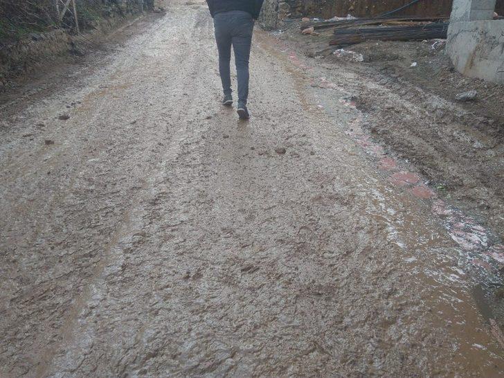 Sason’da inşaat çalışmaları caddeyi çamur deryasına çevirdi G4