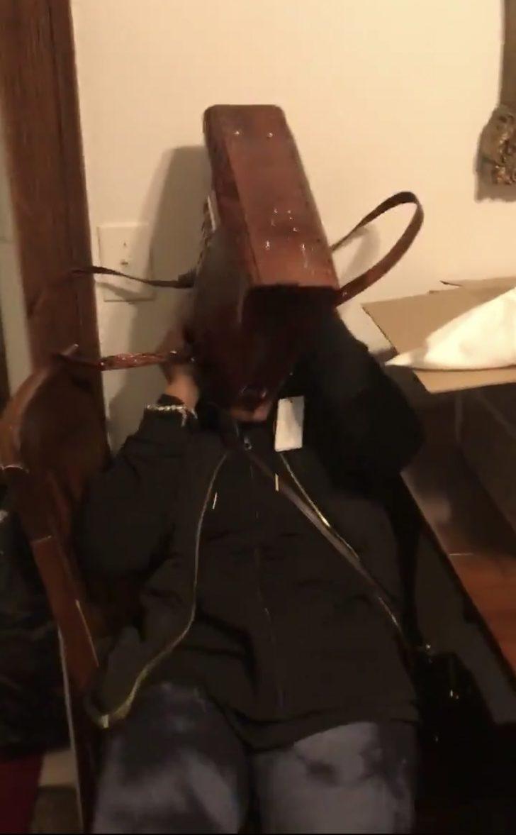 72 yaşındaki kadının 20 yıldır istediği çantaya kavuştuğu o anlar! G1