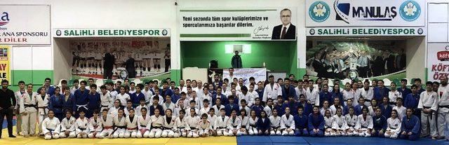 Judo çalışma kampı Salihli’de yapıldı