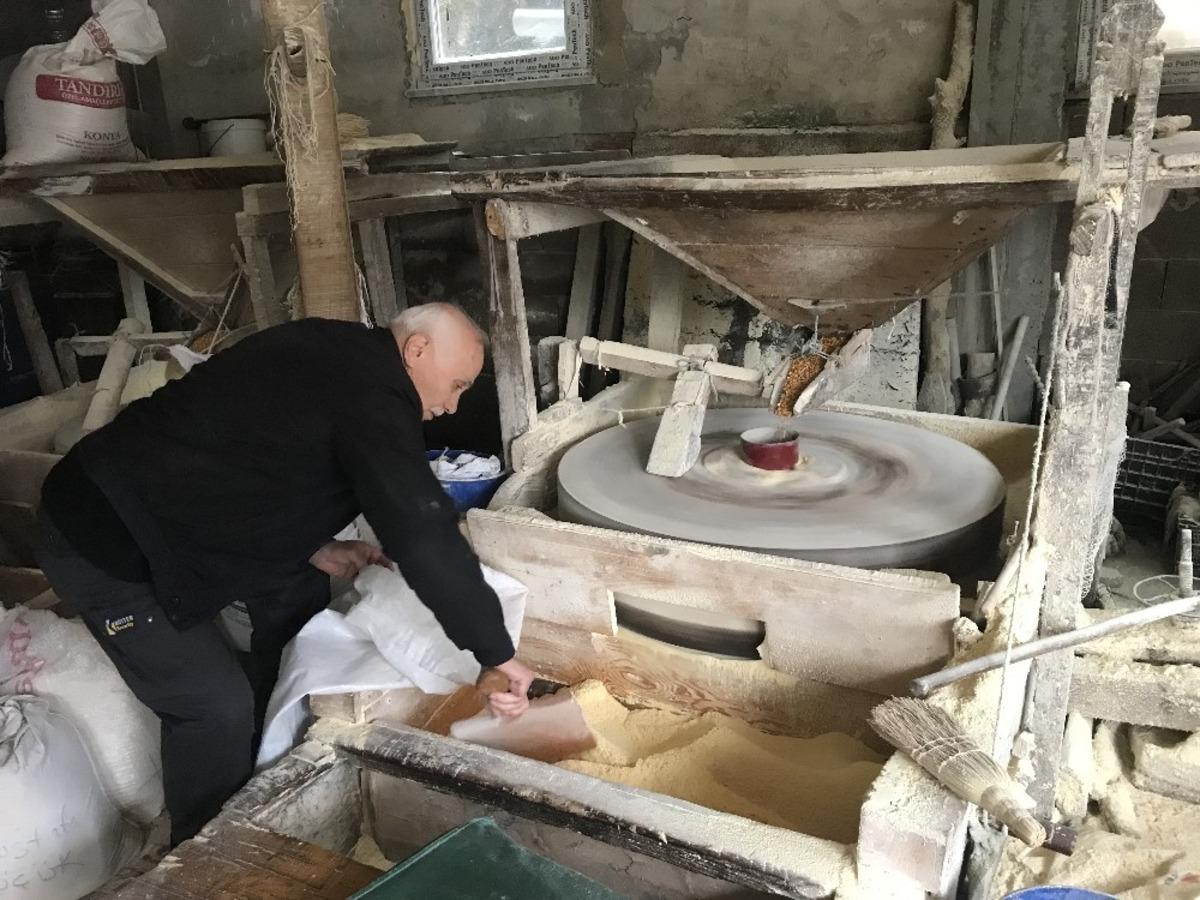 Karı koca bir asırlık geleneği yaşatmaya &ccedil;alışıyorlar