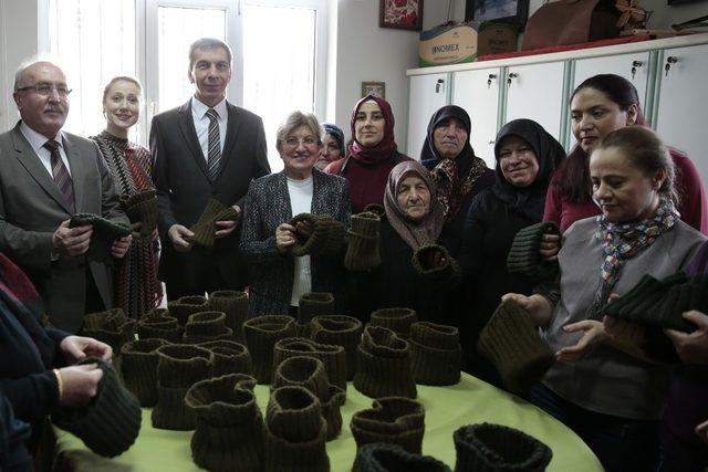 Denizlili kadınlar Mehmetçiğe boyunluk ördü