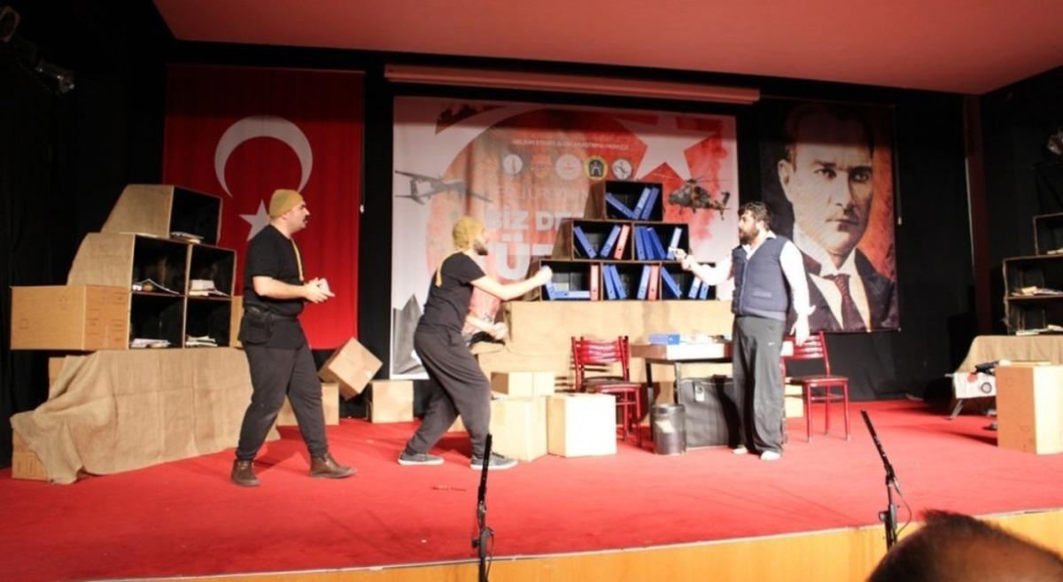 Tavşanlı&rsquo;da &lsquo;En B&uuml;y&uuml;k Haber&rsquo; isimli tiyatro oyunu sergilendi