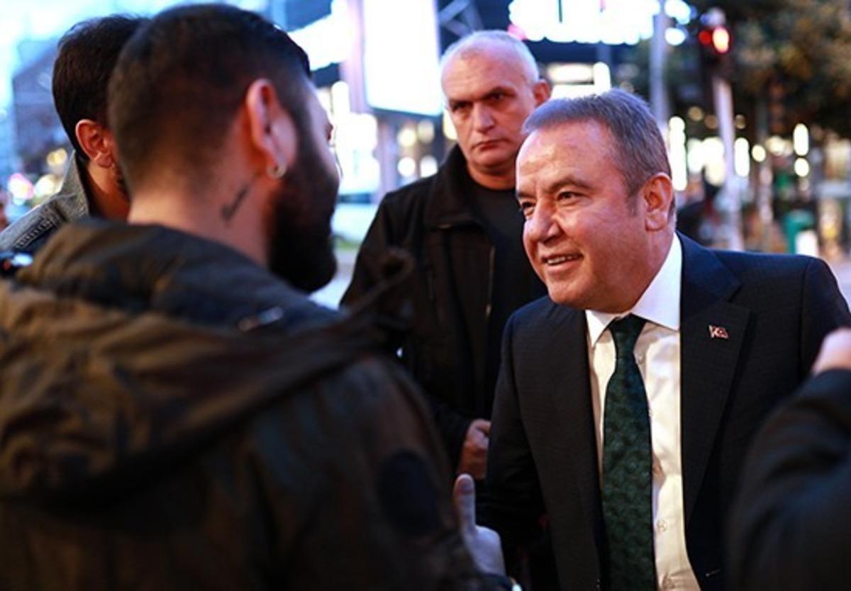 Başkan B&ouml;cek Atat&uuml;rk Caddesi esnafını ziyaret etti