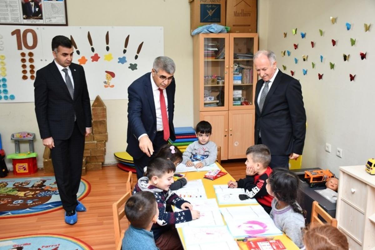 Vali G&uuml;rel Cumayanı k&ouml;y&uuml;nde incelemede bulundu