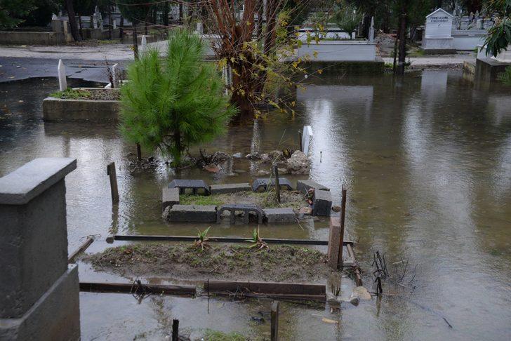 Adana'da sağanak yeniden başladı; 1 ilçede okullar tatil edildi (3) G3