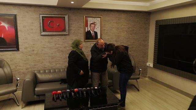 HDP önündeki ailelerden biri daha çocuğuna kavuştu (2)