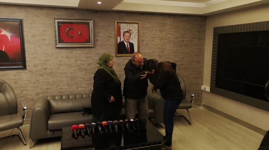 HDP &ouml;n&uuml;ndeki ailelerden biri daha &ccedil;ocuğuna kavuştu (2)