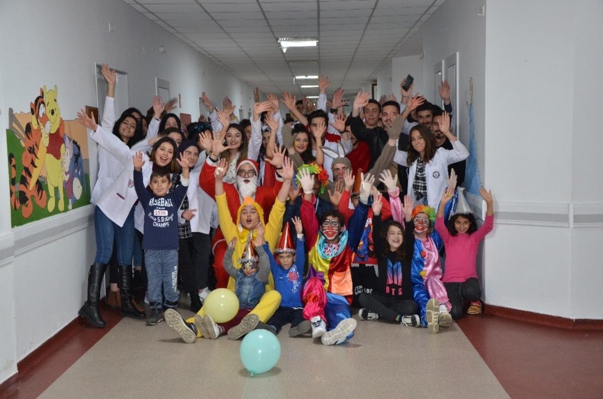 &lsquo;Leyla&rsquo;dan Sonra Topluluğu&rsquo;ndan &ccedil;ocuklara yılbaşı s&uuml;rprizi