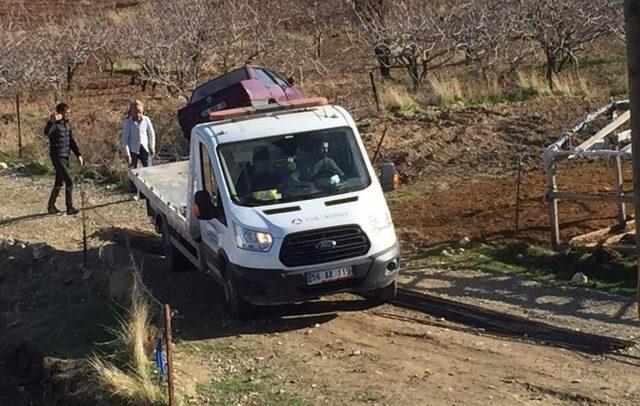 Siirt’te freni tutmayan araç fıstık bahçesindeki tellere çarparak durabildi