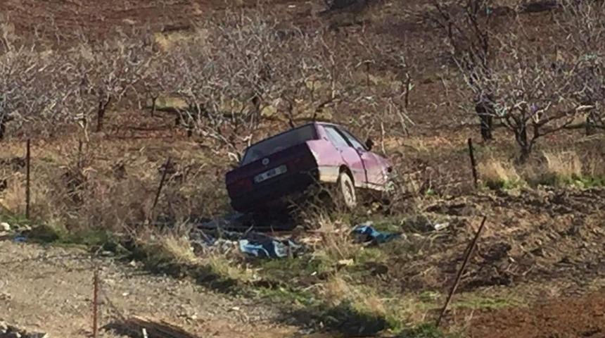 Siirt&rsquo;te freni tutmayan ara&ccedil; fıstık bah&ccedil;esindeki tellere &ccedil;arparak durabildi