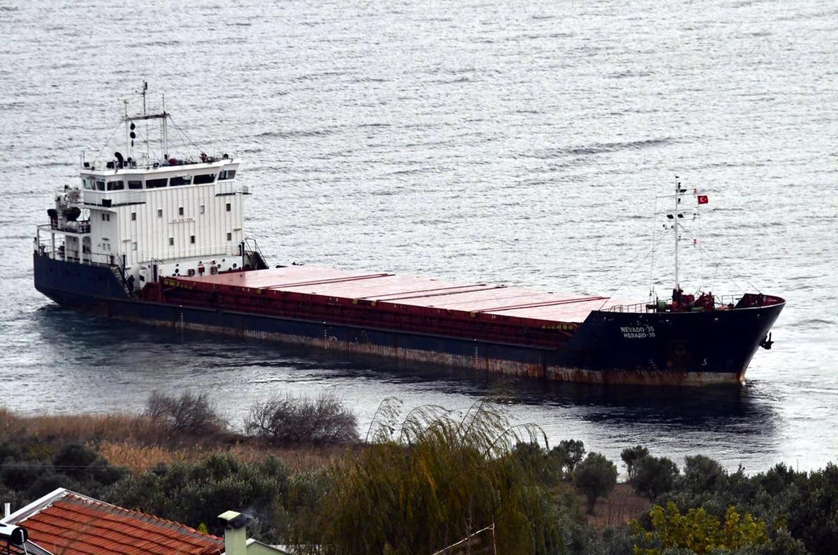 Şark&ouml;y'de kuru y&uuml;k gemisi karaya oturdu! Kaptan yardım istemedi