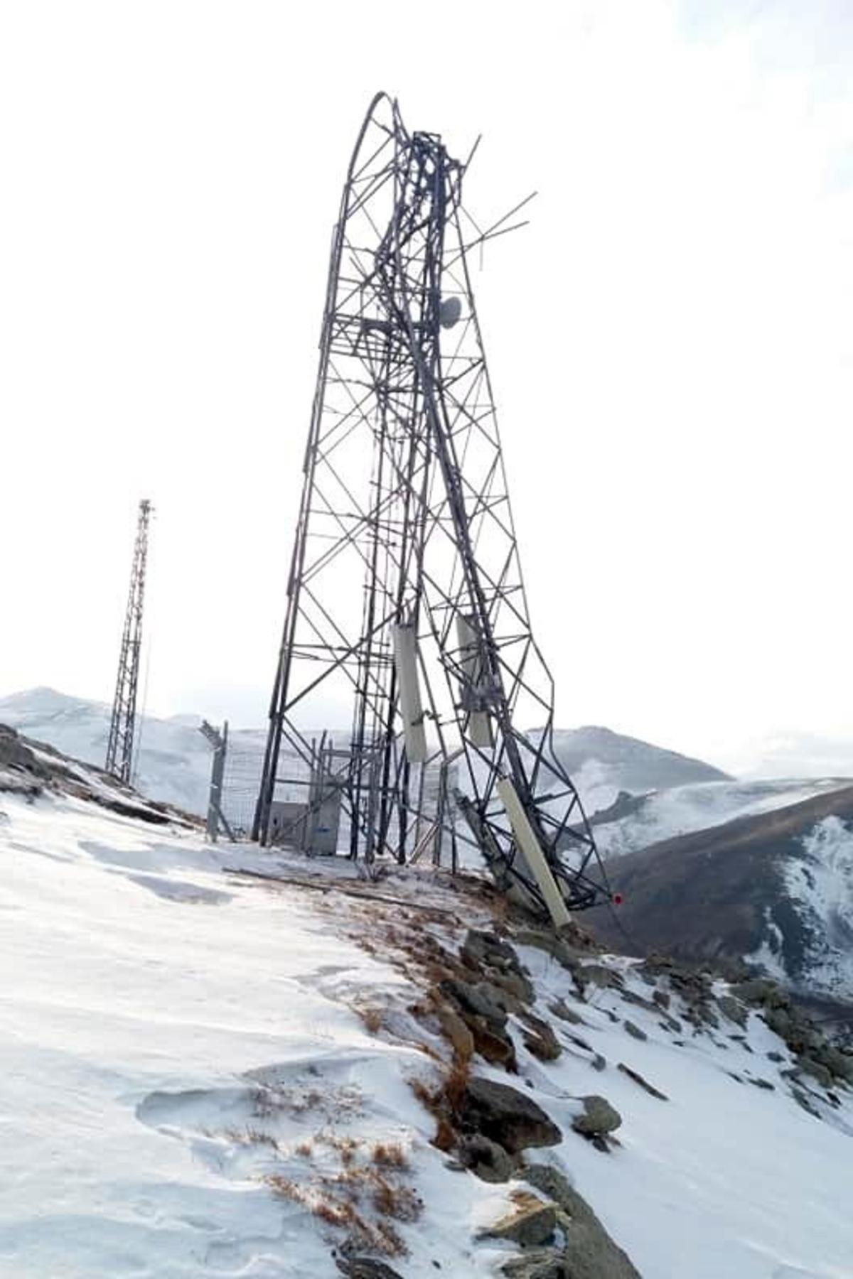 Şiddetli r&uuml;zgar verici direğini kağıt gibi katladı
